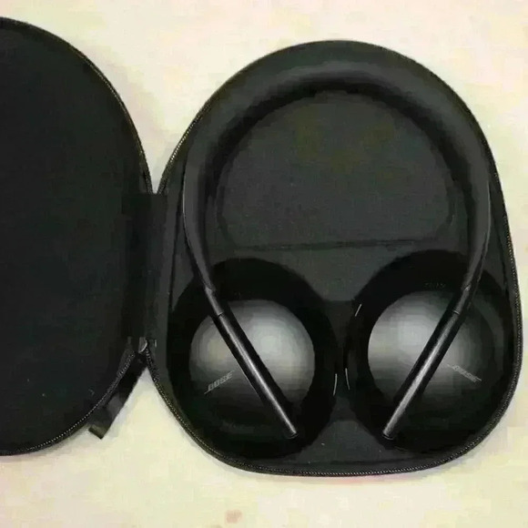 BOSE Noise Canceling 700 Headphones Over-Ear Wireless Bluetooth Built-In Mic - Picture 1 of 12